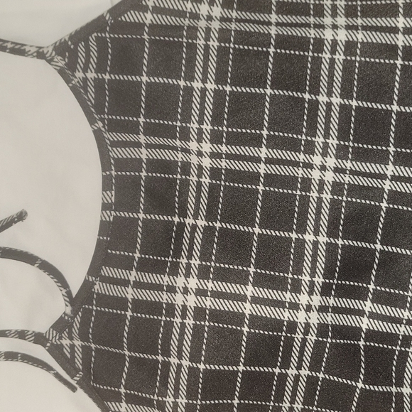 Black and white plaid skirt. (L) - Picture 4 of 10